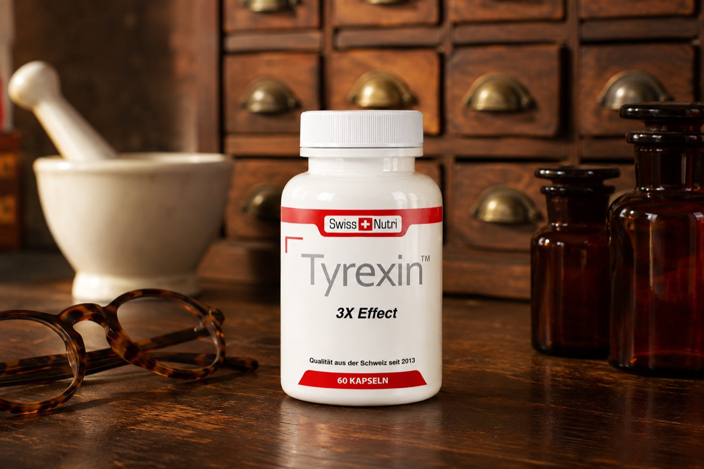 Tyrexin Flasche auf einer alten Schweizer Apotheken-Theke mit Holzschubladen