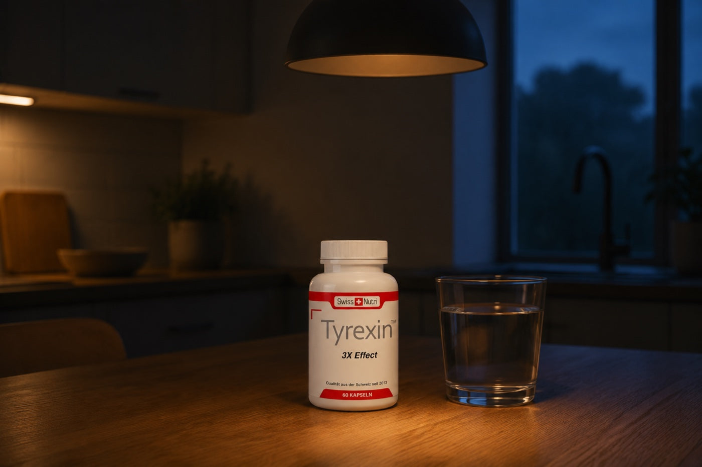Gedimmte Küche am Abend, Tyrexin Flasche im warmen Lichtkegel