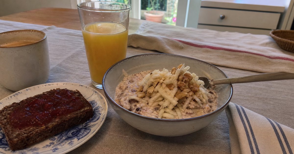 Ein typisch Schweizer Frühstückstisch mit Birchermüesli, Orangensaft und Ruchbrot mit Konfitüre