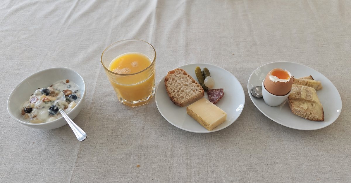 Vier Schweizer Essalltag-Momente: Birchermüesli am Morgen, Zvieri, Apéro mit Weisswein und Brot, Sonntagsbrunch mit Gipfeli