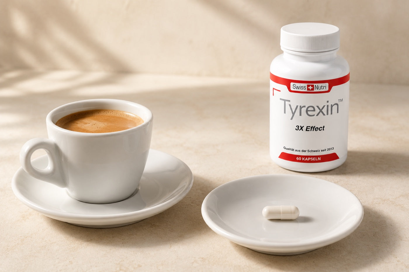 Espresso-Tasse neben einer einzelnen Kapsel auf Untertasse, Tyrexin Flasche dahinter